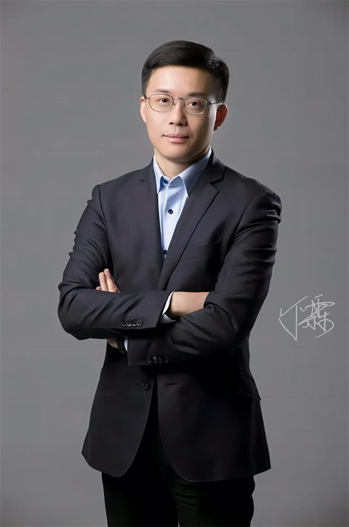 丁霖风采照